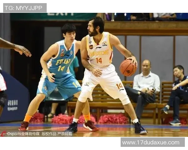 伊森持球强突 篮下起飞双手暴扣