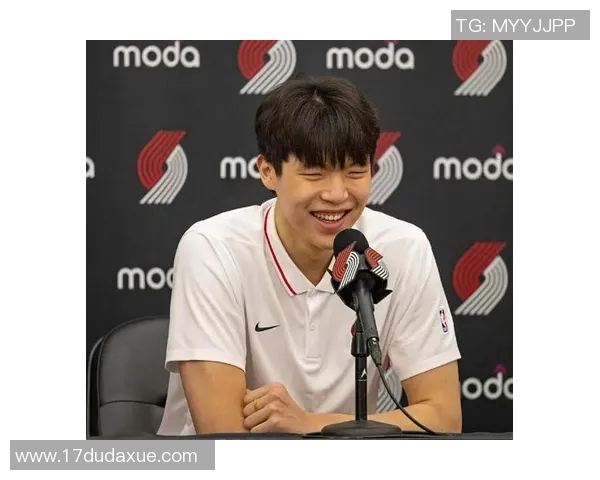 队友沟通趣事杨瀚森调侃交流各说各话引发笑声 队友沟通趣事杨瀚森调侃交流各说各话引发笑声